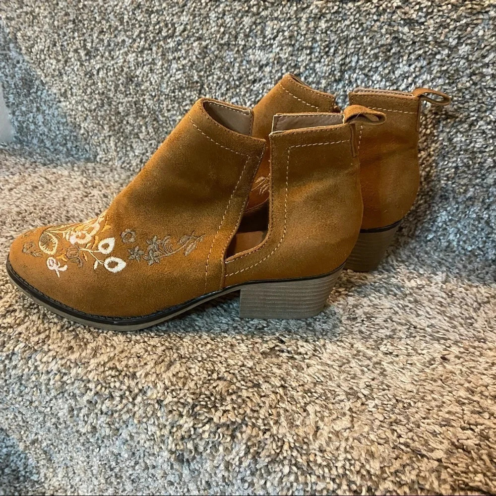 OLIVIA MILLER Embroidered Suede Floral Exposed Ankle Booties‎ Boho Size 6 - Picture 5 of 9